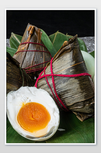 粽叶上的端午节粽子咸鸭蛋蛋黄图片