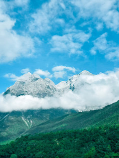 晴朗天气蓝天白云下巍峨雄伟的玉龙雪山