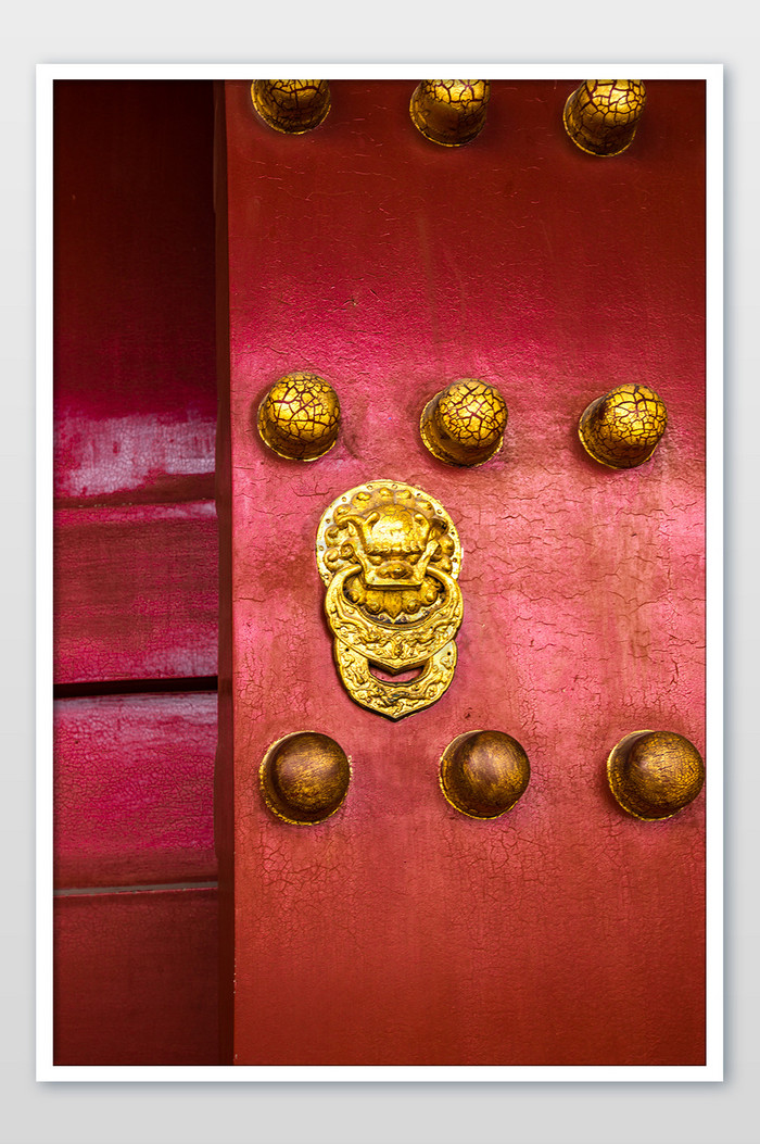 北京故宫博物院狮头门把手摄影图片