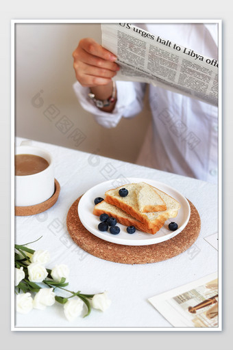 早餐下午茶场景图吐司咖啡蓝莓烘焙图片