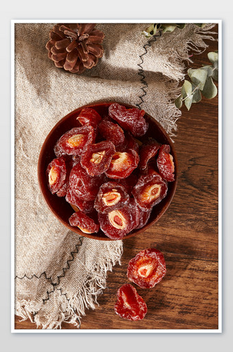 红色半梅蜜饯零食场景图果干美食摄影图片