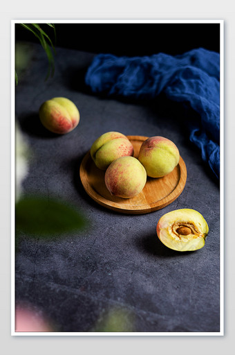 夏天新鲜水果桃子摄影图片