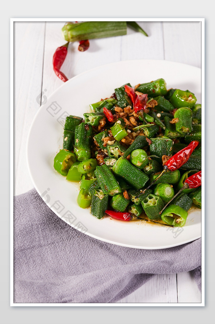 绿色秋葵新鲜蔬菜碟子场景图美食摄影图片