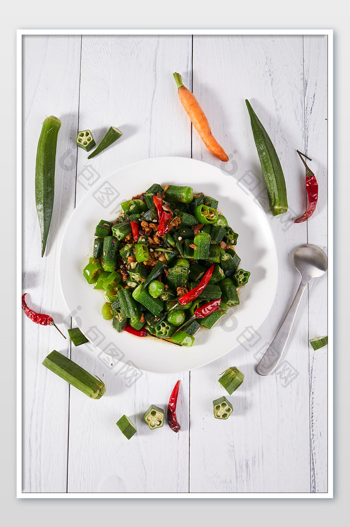 绿色秋葵炒菜木板蔬菜场景图美食摄影图片