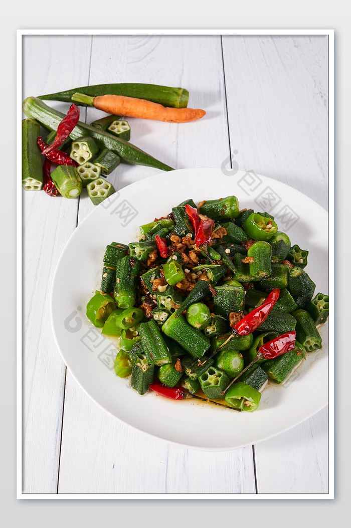 绿色秋葵蔬菜炒菜场景图木板美食摄影图片
