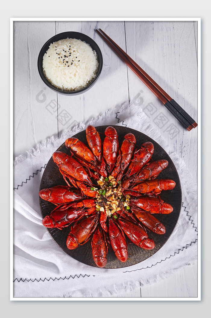 小龙虾辣椒木板米饭麻辣蒜香美食摄影图片