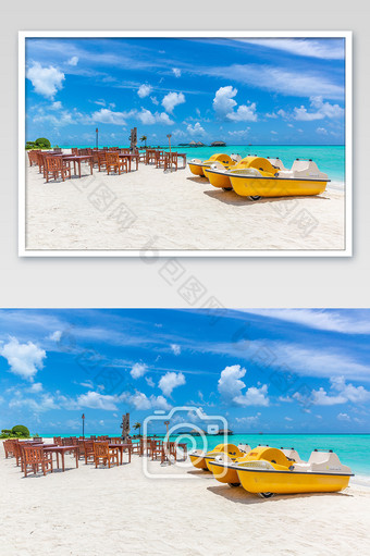 洁白海边餐桌脚踏船摄影图片