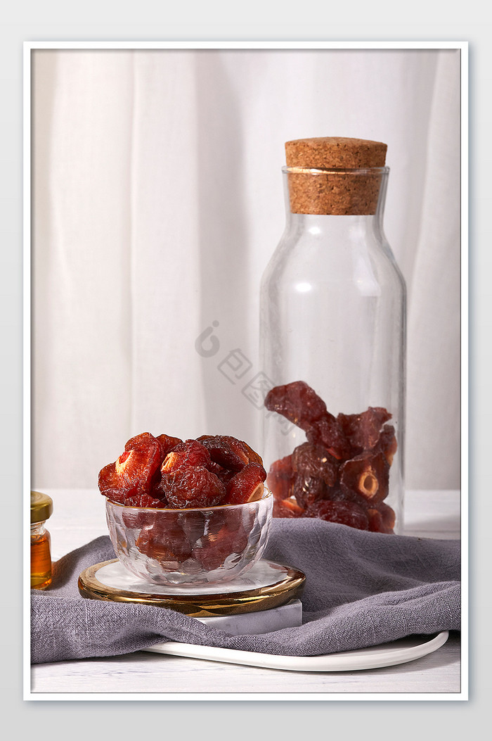 半梅蜜饯零食场景玻璃木板果干美食摄影图片