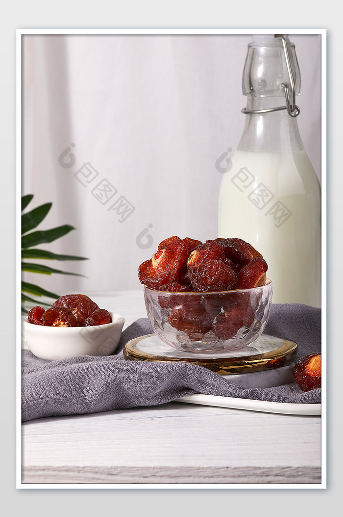 半梅蜜饯零食场景木板果干美食摄影图片图片