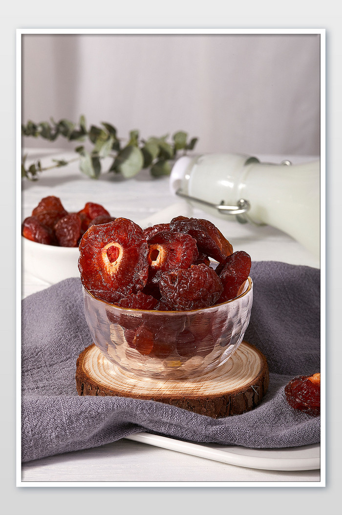 半梅蜜饯零食场景玻璃果干木板美食摄影图片