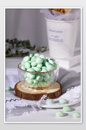 绿色薄荷糖清口气糖果零食美食摄影图片