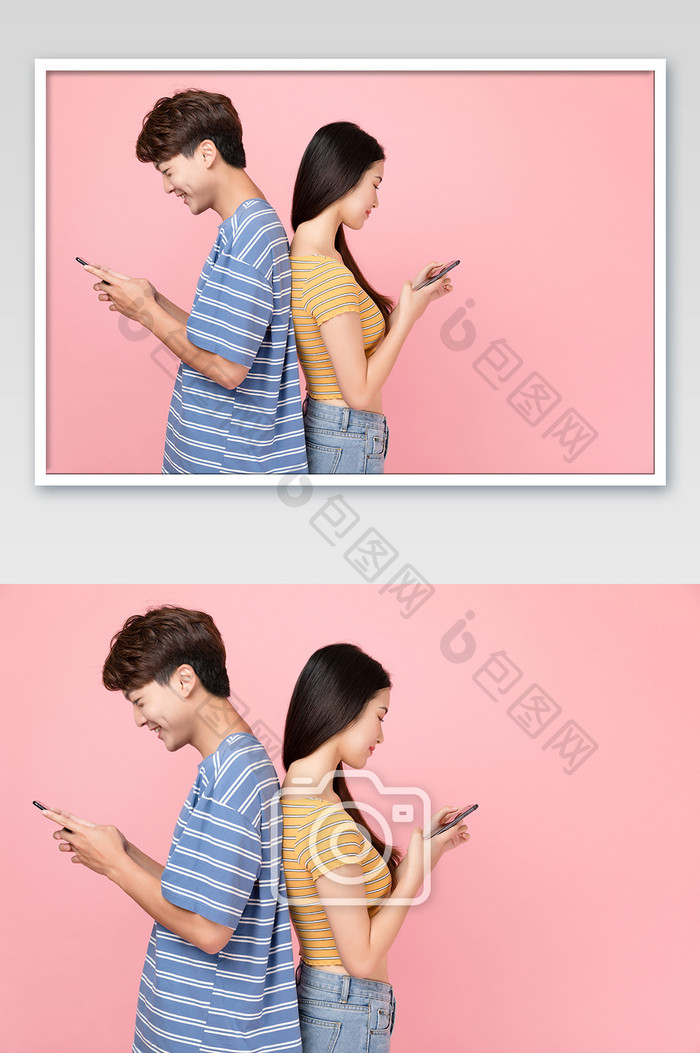 情侣背靠背笑着玩手机摄影图片