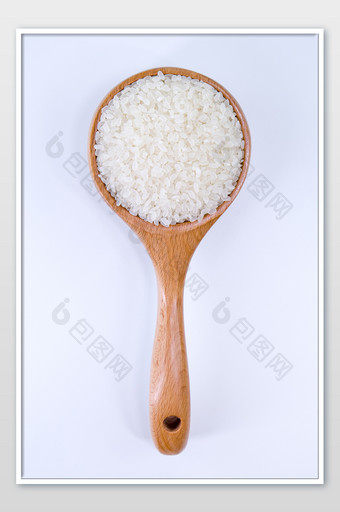木勺里的大米粮食米饭图片