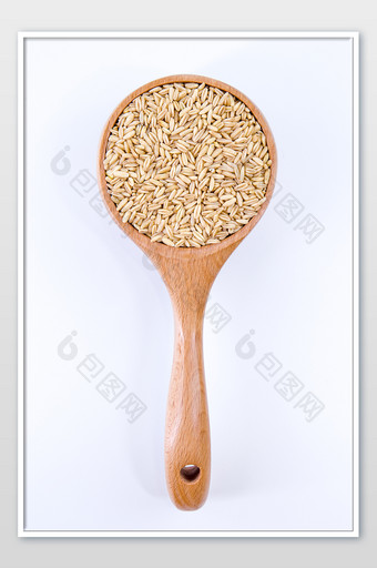 勺子里的燕麦米竖版摄影图片