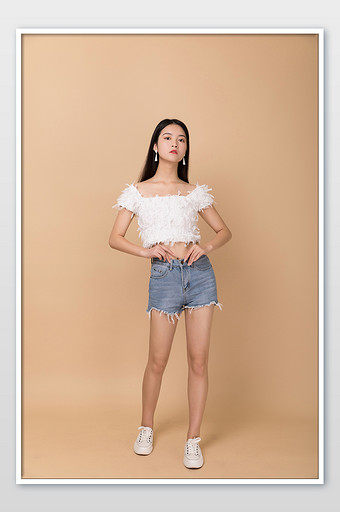 时尚女性手叉腰全身照摄影图片下载