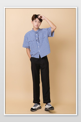 青年男性装全身照片