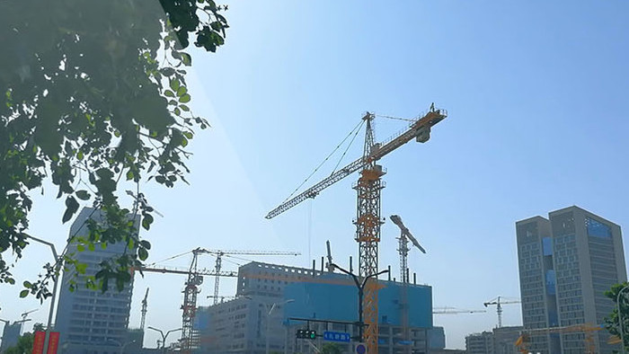实用建筑工地塔吊高空作业房地产基础建设