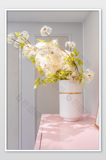 白色花瓶粉色柜子北欧风现代风室内装修图片