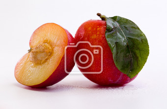 红李子水果新鲜酸甜绿叶好吃图片