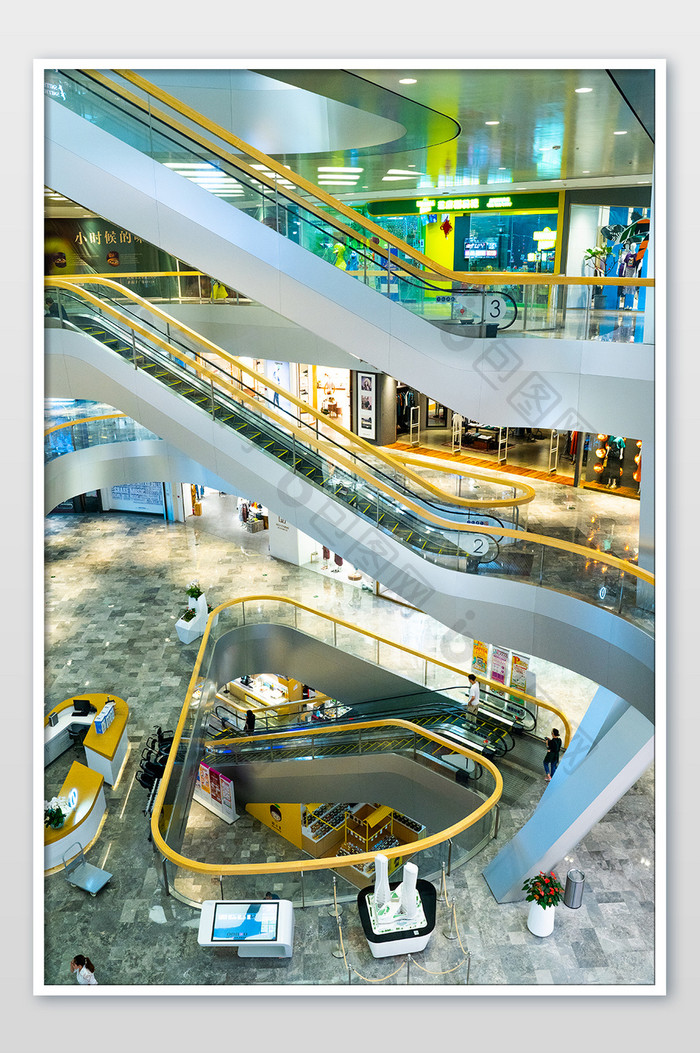 大型购物中心综合体楼梯中空大气摄影图