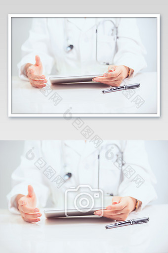 医护人员单手持平板电脑邀请手势图片