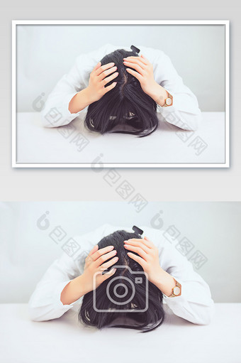 医护人员情绪低落双手抱头动作