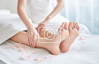按摩养生保健推拿刮痧spa捏小腿放松图片