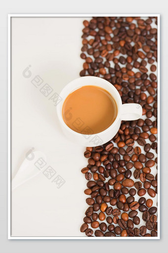 咖啡豆与一杯咖啡创意背景图片