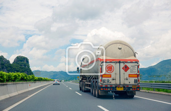 高速公路油罐车运输场景图片