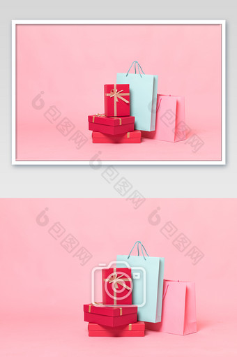 粉色背景上的购物袋和红色礼物盒摄影图片