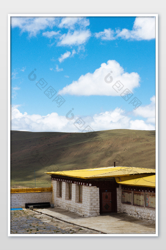 藏区的蓝天白云青山风景摄影图片