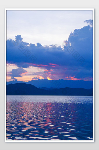 夏天晚霞落日火烧云自然湖面摄影图图片