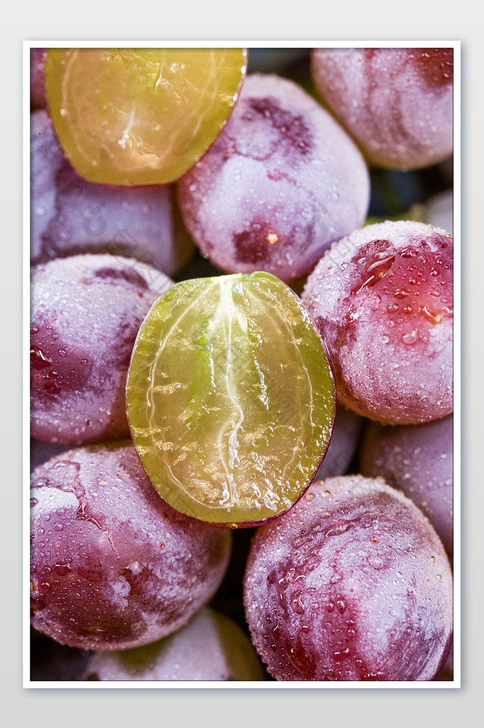 葡萄果肉新鲜小蜜蜂切半