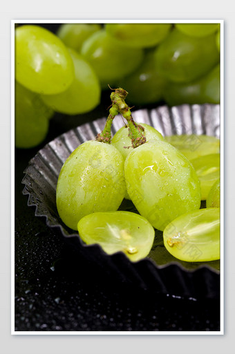 竖版葡萄托盘里的好吃的绿葡萄图片