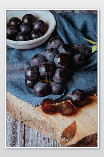 复古场景夏天紫色葡萄水果摄影图片