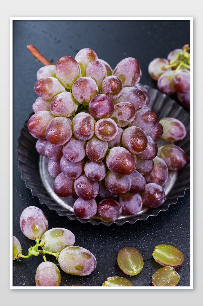 在盘子里的葡萄散落的切半葡萄