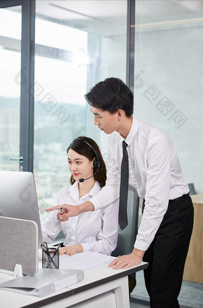 商务办公室团队办公客服白领手指电脑图片