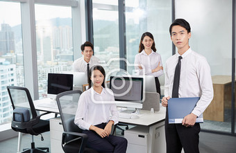 商务办公室团队办公白领四人正面图片