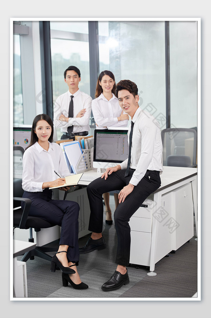 商务办公室团队办公白领倚靠办公桌正面图片-包图网