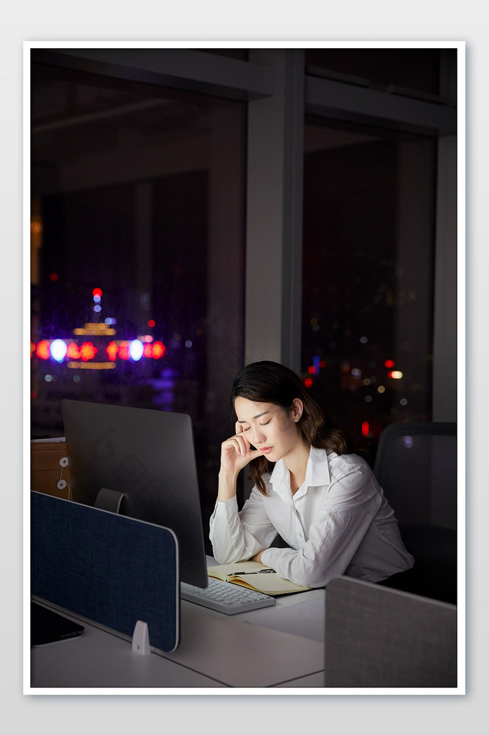 办公室团队办公白领女加班扶额闭目休息