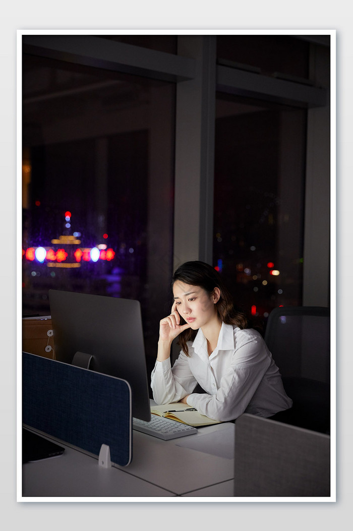 办公室团队办公白领女加班扶额看电脑图