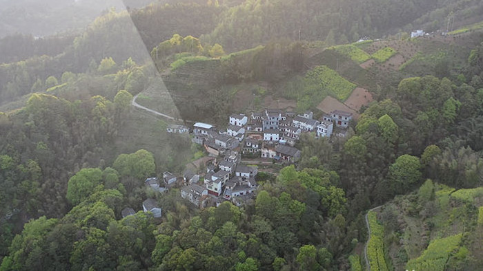 群山环绕小山村航拍视频大气壮阔