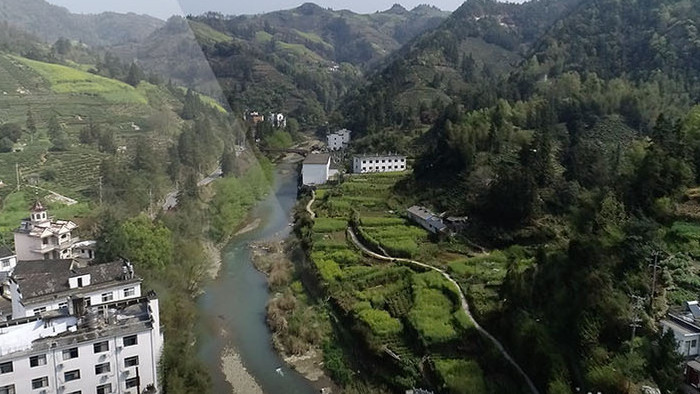 航拍俯瞰小村庄徽派建筑群山环绕黄山