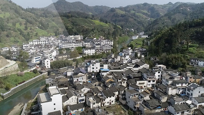 皖南徽派建筑群 河流穿过小山村 苍山