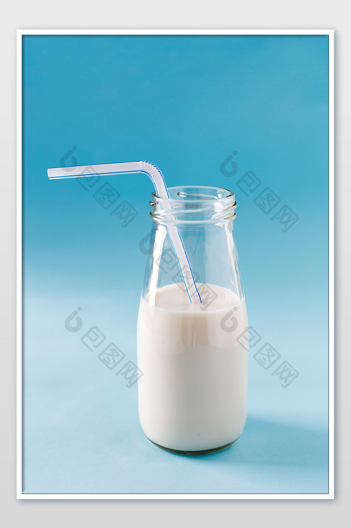 一瓶牛奶酸奶清新蓝底图片图片