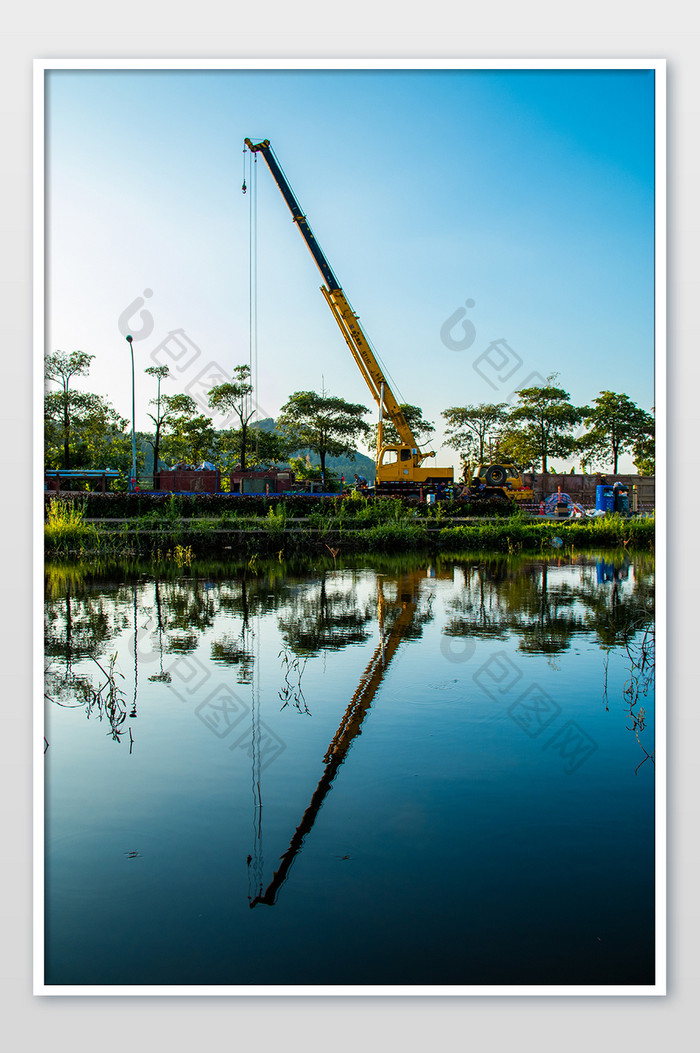 塔吊湖景城市建设湖面工地施工基础设施