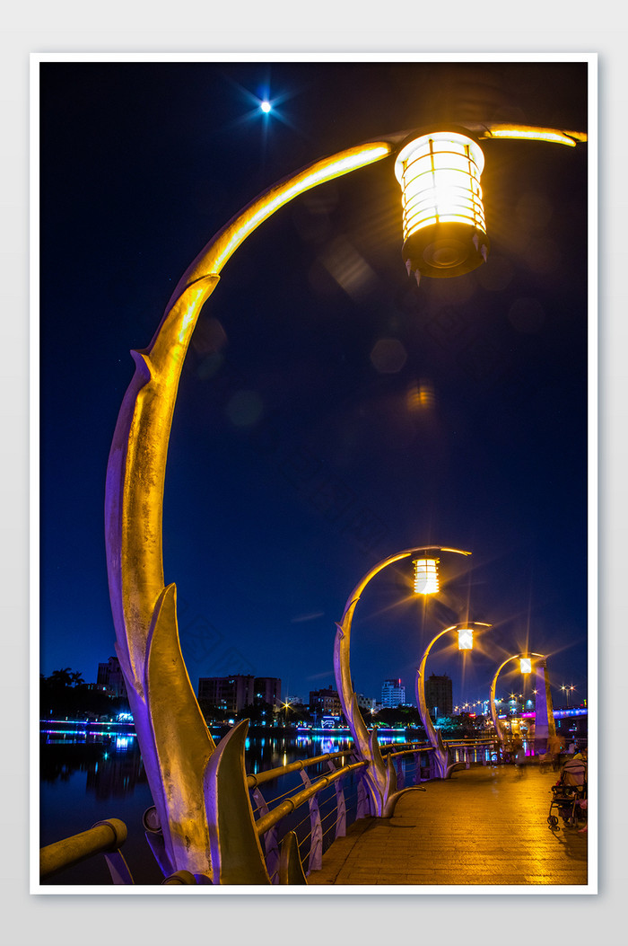 夜景路灯造型灯城市基础建设湖边摄影图