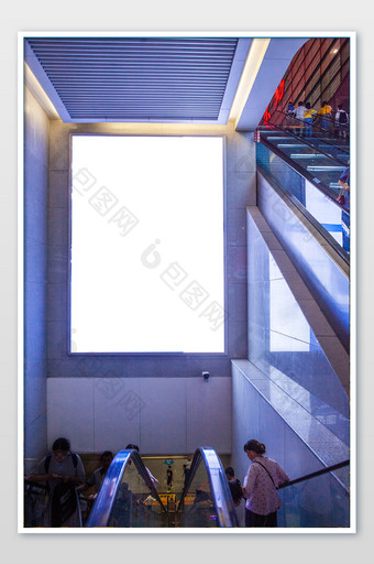 电梯口大型空白广告牌宣传摄影图图片