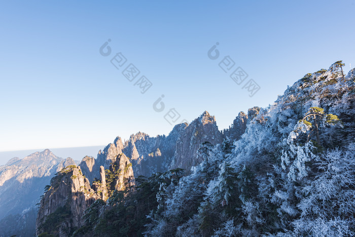 黄山风景区雾凇自然冬季山谷山脉光线摄影图