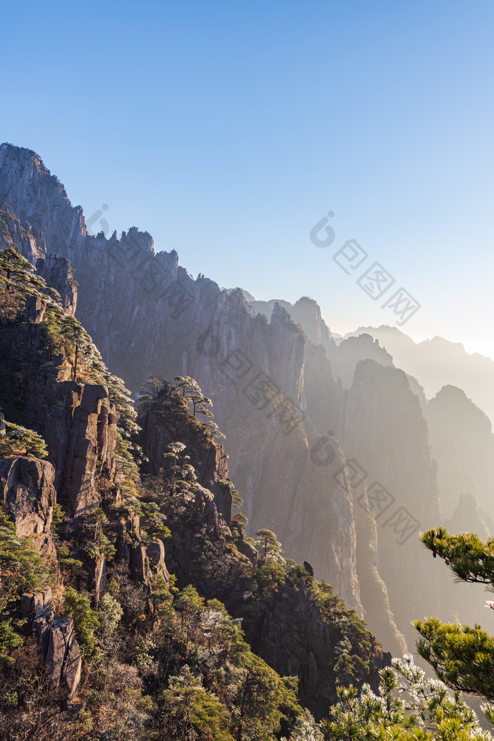 黄山风景区傍晚金黄护栏冬天树林素材